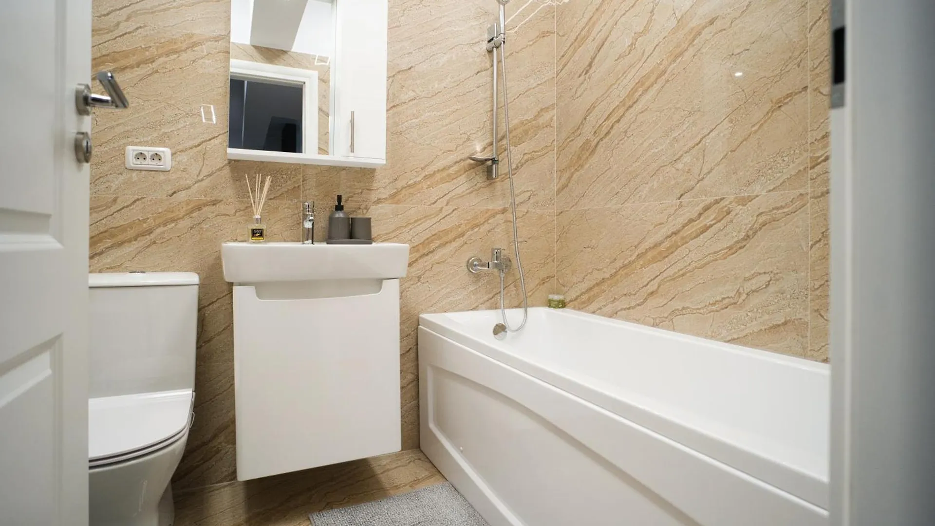Apartment Stylish Hideaway Near City Center Bucharest