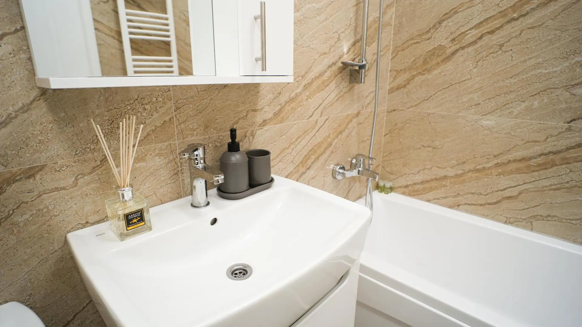 Stylish Hideaway Near City Center Bucharest 0*,
